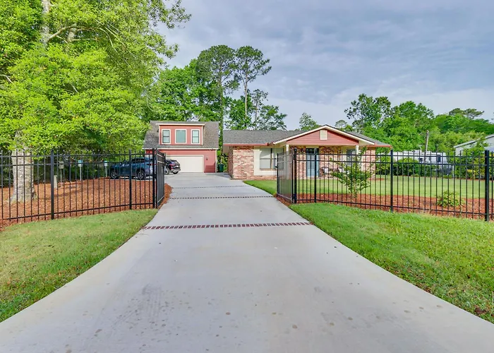 Walk To Restaurants: Bluffton Retreat W/ Patio