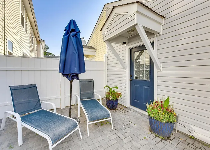 1 Mi To Old Town: Cheerful Bluffton Townhome!