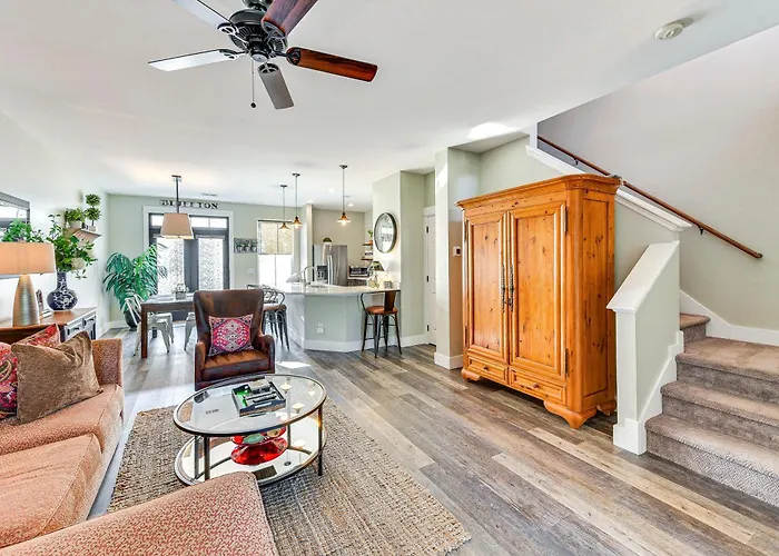 1 Mi To Old Town: Cheerful Bluffton Townhome!